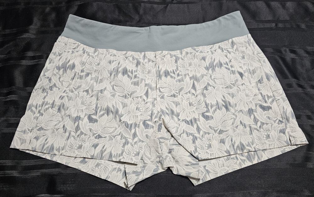 Athleta Trekkie North Short 18 Plus Blue Floral Printed Hiking Woven